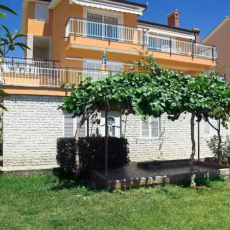 Apartment In 16819 *