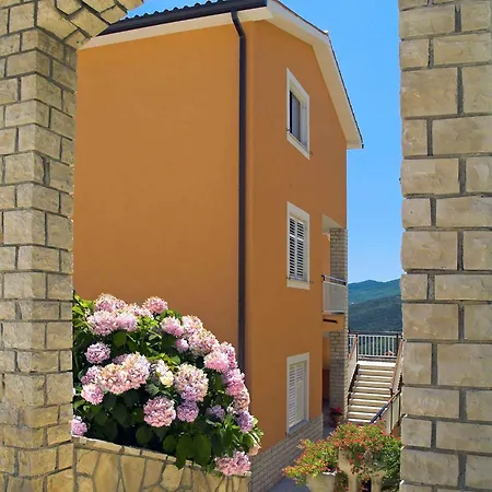 In 16819 Apartman *
